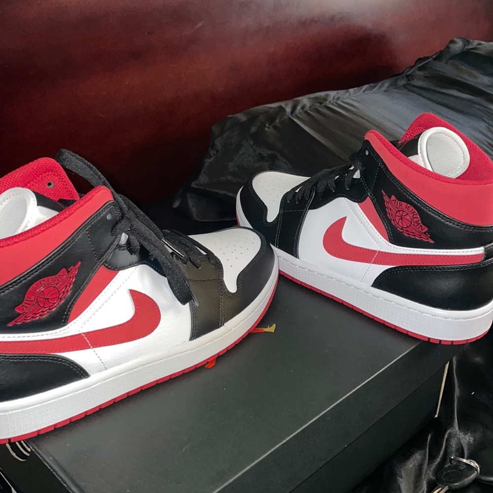 COPY - Air Jordan 1 Mid - Picture 1 of 4